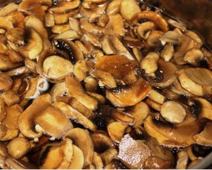 Классический жульен с грибами и сметаной на сковороде