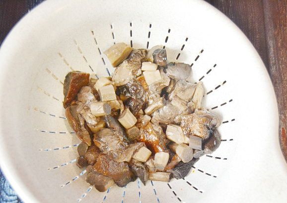 Классический жульен с грибами и сметаной на сковороде