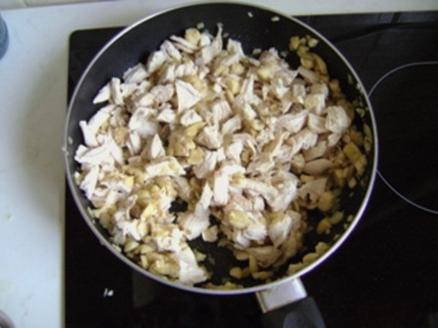 Жульен с курицей и грибами, сыром и сливками на сковороде