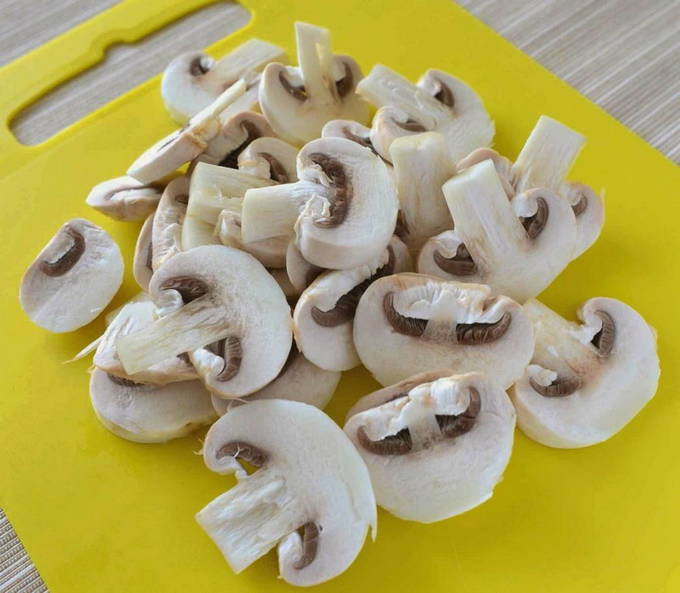 Жульен с курицей и грибами со сметаной на сковороде