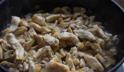 Жульен с курицей и грибами со сметаной в духовке