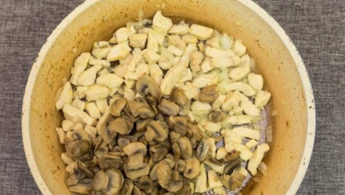 Жульен с курицей и грибами со сливками на сковороде