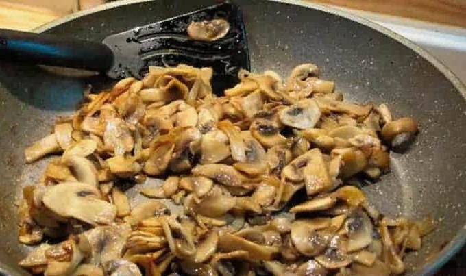 Классический жульен с курицей, грибами и сметаной в духовке