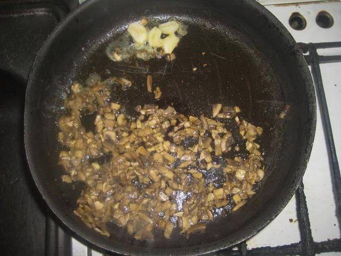 Жульен с креветками и грибами в духовке