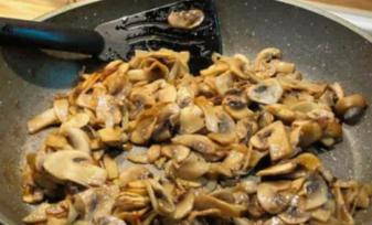 Жульен с курицей и грибами со сметаной в горшочке в духовке
