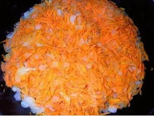 Горбуша тушеная в сметане с морковью и луком