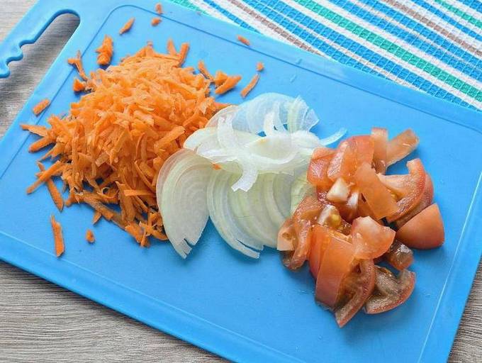 Горбуша в майонезе с морковью и луком на сковороде