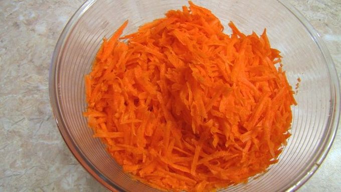 Горбуша в сметане с морковью и луком на сковороде