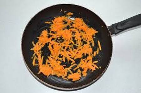 Горбуша в сметане с морковью и луком на сковороде