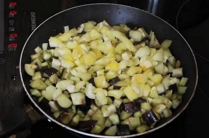 Овощное рагу с кабачками, баклажанами, картошкой и мясом