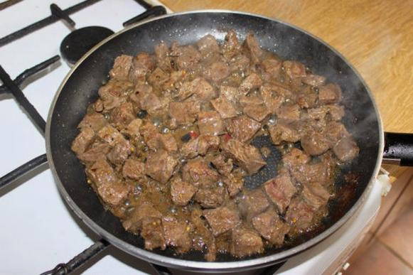 Как правильно приготовить гуляш из говядины с подливкой пошаговый рецепт с фото на сковороде простой