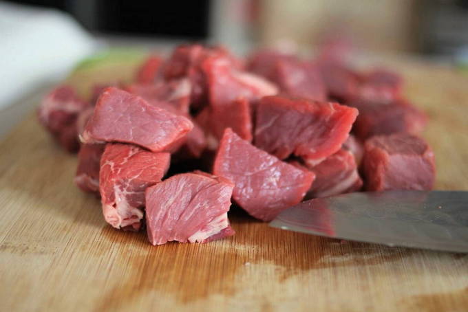 Гуляш из говядины с подливкой — 2 простых и вкусных рецепта