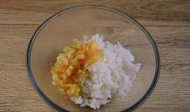 Ёжики из фарша с рисом в томатно-сметанном соусе в духовке