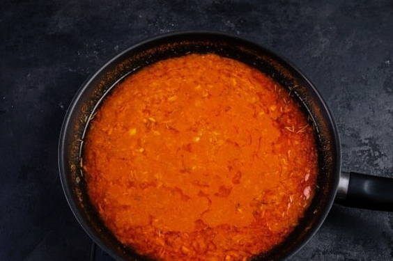 Ёжики из фарша с рисом в томатном соусе на сковороде