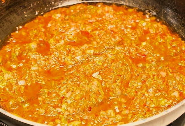 Ёжики из фарша с рисом в томатном соусе на сковороде