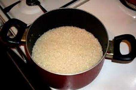Ёжики из фарша с рисом в томатной пасте и сметане на сковороде