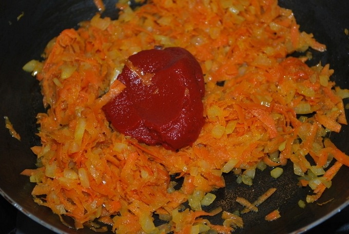 Ежики из фарша с рисом в кастрюле с томатной пастой