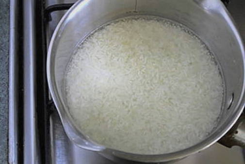 Ежики из фарша с рисом без подливы на сковороде