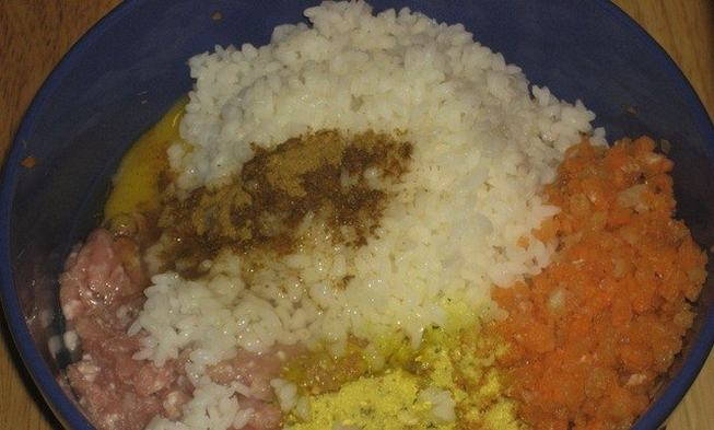 Ежики из фарша с рисом в духовке в сметанном соусе рецепт с фото пошагово