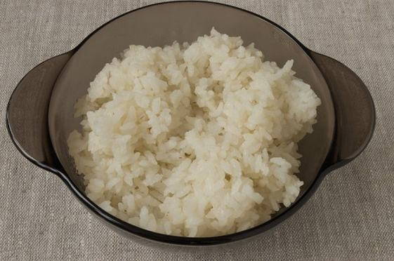 Ежики из фарша с рисом в сметанном соусе на сковороде