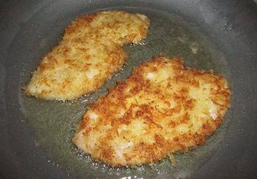 Шницель куриный с сыром на сковороде
