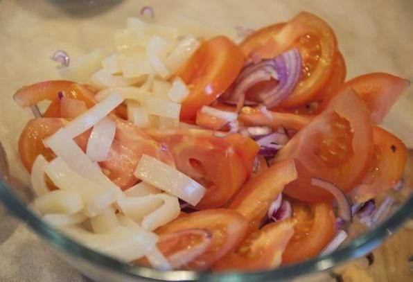 Салат с креветками, кальмарами и помидорами