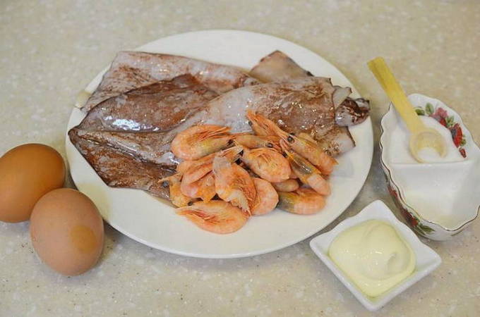 Салат с креветками, кальмарами и красной рыбой