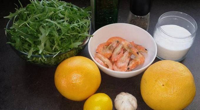 Салат с креветками, грейпфрутом и рукколой