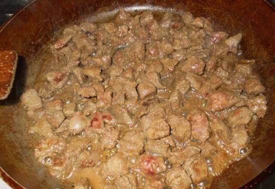 Гуляш из свиной печени с подливкой - рецепт приготовления с пошаговыми фото