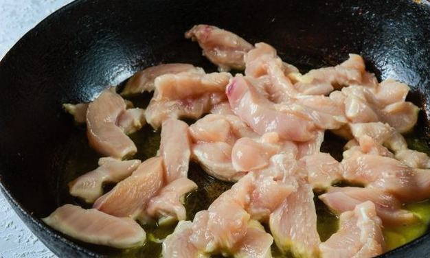 Гуляш из курицы с подливкой из сметаны на сковороде