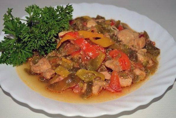 Рецепт: Мясо в горшочке | С помидорами и болгарским перцем