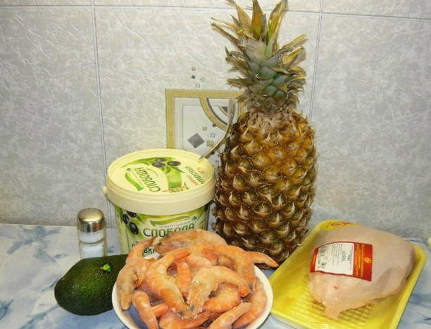 Салат с креветками, ананасом и курицей
