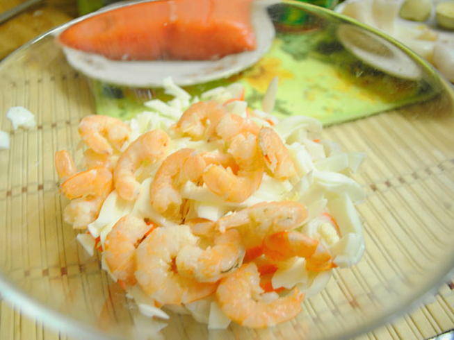 Салат с креветками, крабовыми палочками и красной рыбой