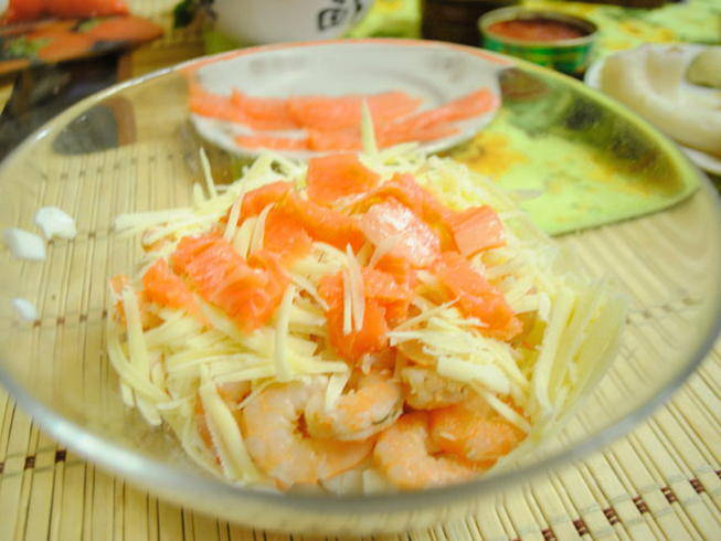 Салат с креветками, крабовыми палочками и красной рыбой