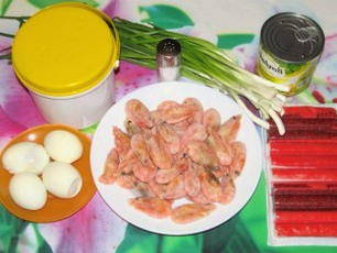 Салат с креветками, крабовыми палочками и яйцами