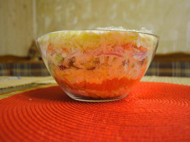 Салат с креветками, крабовыми палочками и красной икрой