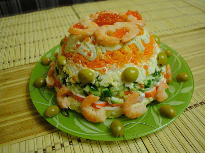 Слоеный салат с крабовыми палочками, кальмарами и красной икрой