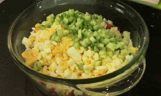 Салат с креветками, крабовыми палочками, кукурузой и яйцами