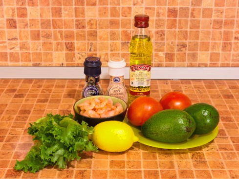 Салат с креветками, авокадо и листьями салата