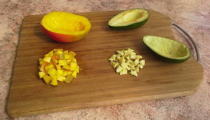 Салат с креветками, авокадо и манго