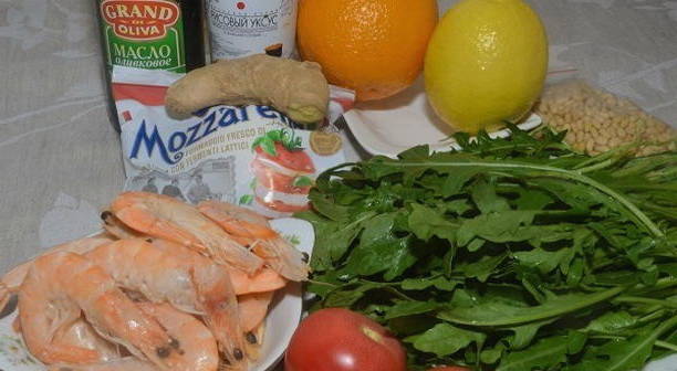 Салат с креветками, рукколой и моцареллой