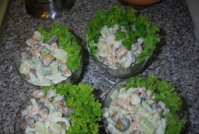 Простой рецепт легкого салата с авокадо и креветками