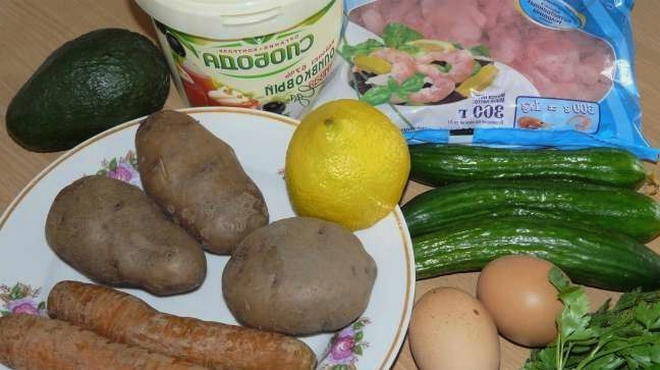 Салат с креветками, авокадо, огурцами и яйцами