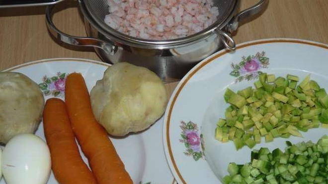 Салат с креветками, авокадо, огурцами и яйцами