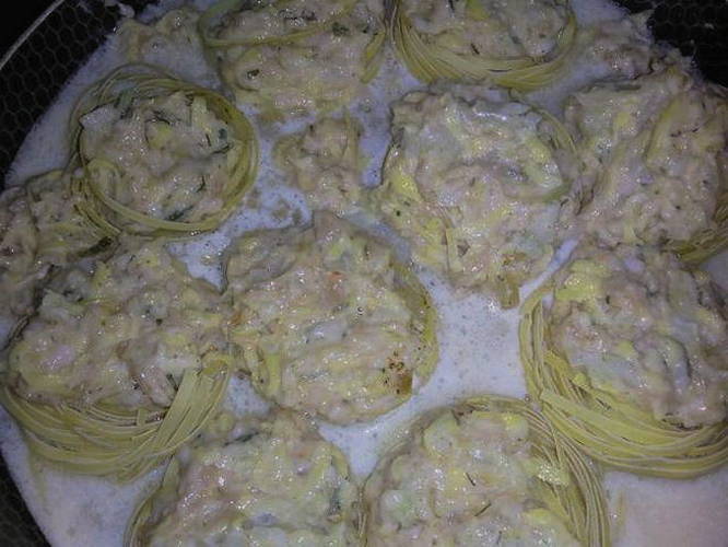 Гнезда из макарон с фаршем на сковороде рецепт пошагово с фото