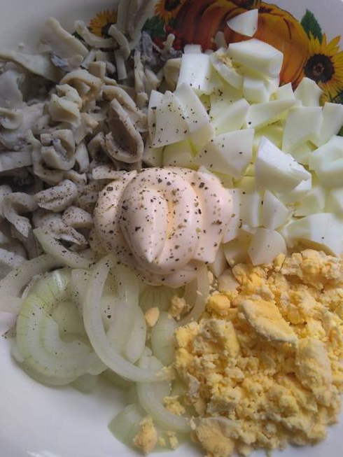 Салат из кальмара с маринованным луком