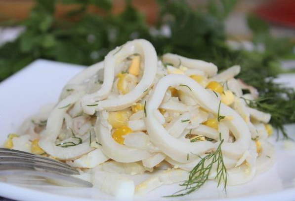 Салат из кальмаров с яйцом и рисом (рецепт с фото)