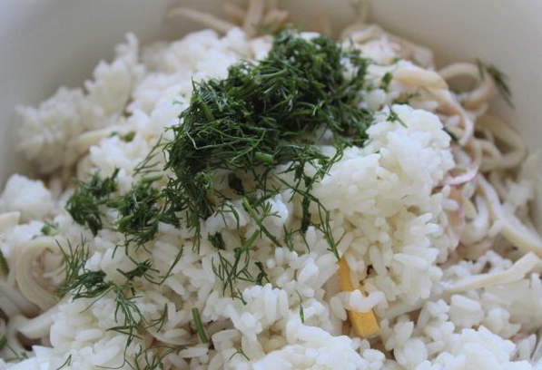 Салат с кальмарами, рисом, кукурузой и яйцом