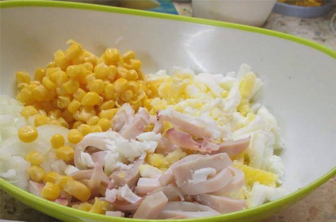 Салат с кальмарами, яйцом, луком и кукурузой