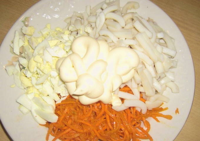 Салат с кальмарами, яйцом, луком и моркови